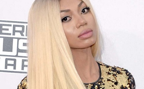 “Tôi về lúc 2 giờ và bắt đầu ngủ nhưng bị đánh thức bởi tiếng nhạc lớn. Khoảng 3 giờ sáng thì những tiếng động này hết. Nhưng thay vào là những rên rỉ chẳng khác gì trong phim người lớn cả. Có vài lần tôi nghe thấy cô ta gào lớn 'Paul, anh yêu, như vậy không thoải mái chút nào'”, một vị khách ở Lowry chia sẻ.