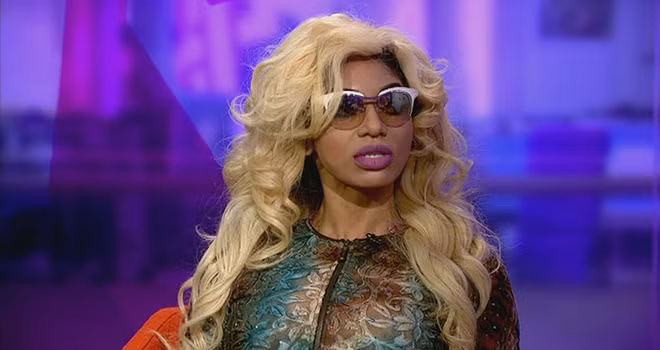 Paul Pogba hiện sống một mình ở khách sạn Lowry. Tiền vệ người Pháp thường xuyên được cô bạn gái Dencia viếng thăm và ngủ qua đêm.