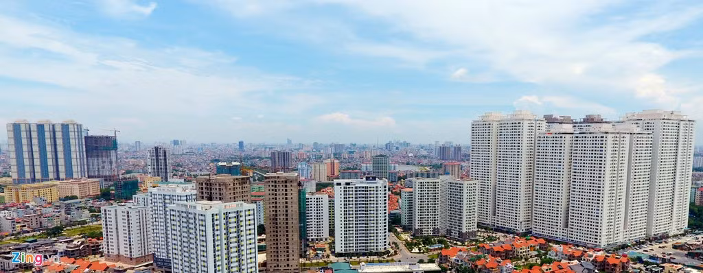 Sự chồng chất các ngôi nhà cao tầng đối lập với đường xá không được mở rộng thêm nhiều. Cư dân từ ngoại tỉnh đổ về mua nhà sinh sống tại Hà Nội ngày một lớn còn các khu đô thị xây dựng ở xa hơn thì rơi vào cảnh ế ẩm, bỏ hoang hàng loạt.