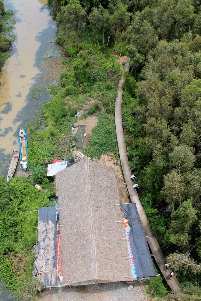 Mái nhà tranh duy nhất trong rừng tràm, nơi du khách dừng chân nghỉ ngơi, thưởng thức một vài món ăn dân dã của vùng sông nước miền Tây.