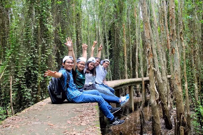 Dịp cuối tuần, những bạn trẻ từ Sài Gòn đổ về đây ngao du, ngắm cảnh khá đông.