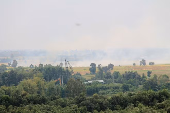 Làng nổi Tân Lập lại mang vẻ đẹp của đồng quê với cánh rừng tràm bạt ngàn, không gian sông nước thoáng đãng và vô cùng mát mẻ. Chiều về, những cánh đồng lúa thấp thoáng sau rừng tràm phủ một màu trắng xóa từ khói đốt đồng, tạo nên một cảnh tượng rừng tràm vừa ma mị, đầy quyến rũ.