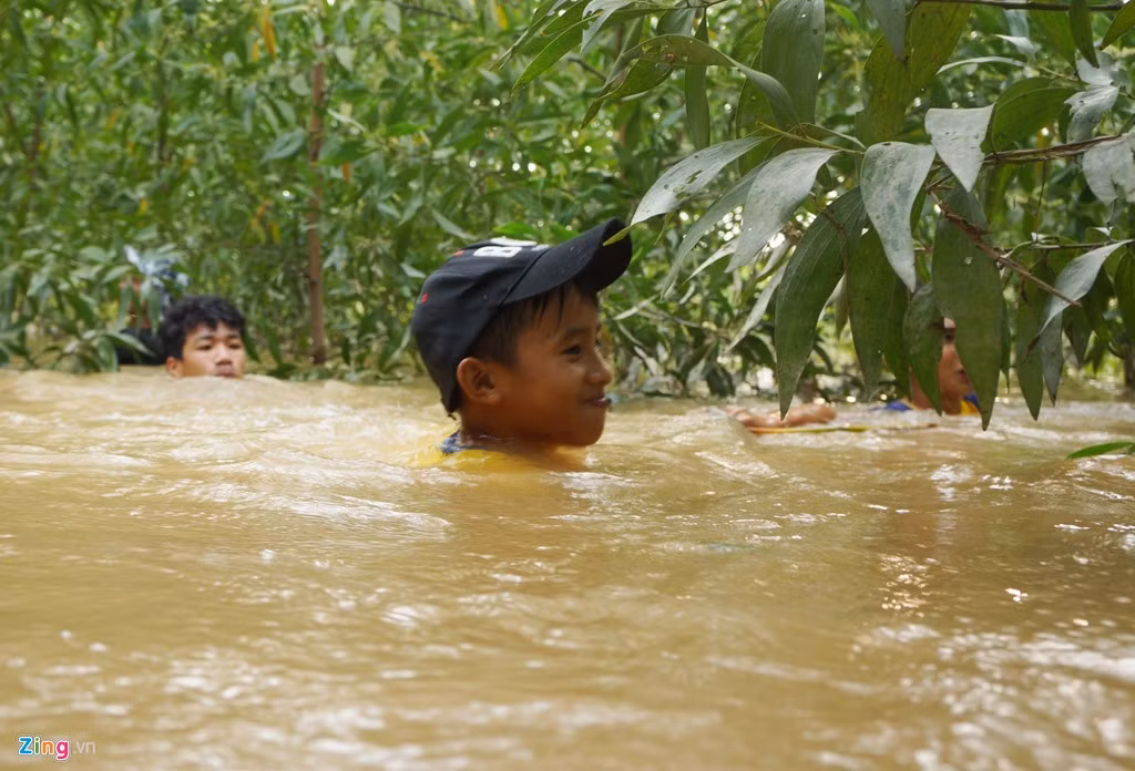 Một buổi đi săn, nhóm bạn trẻ phải cùng nhau ngụp lặn trong dòng nước lũ 3-4 giờ. "Chúng em phải đối mặt với nhiều rủi ro như nước ăn chân, bị vật sắc nhọn cứa. Nặng hơn thì bị muỗi chích, rắn độc cắn", em Hoàng (15 tuổi) chia sẻ.