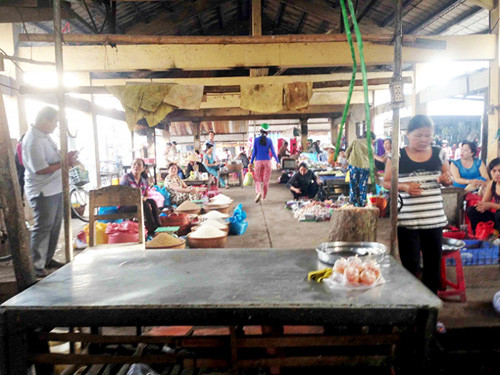 Sạp thịt heo của gia đình chị Đ đã tạm thời nghỉ bán. (Ảnh T.X)