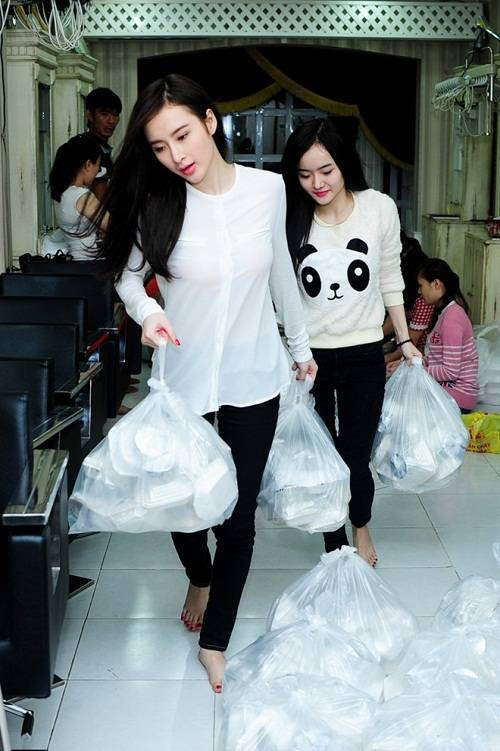 Angela Phương Trinh cũng giản dị, chân trần đi chia cơm hộp từ thiện.