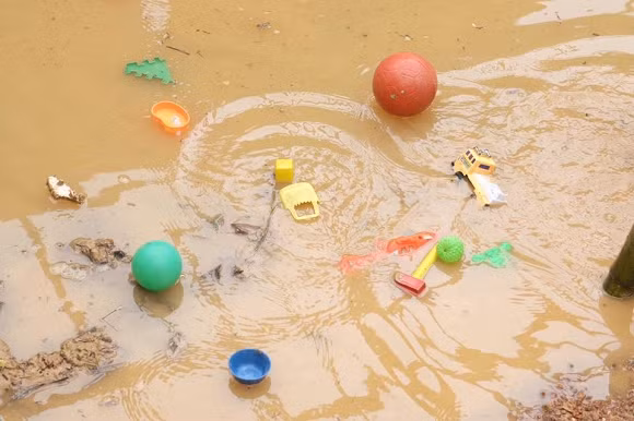 Những hình ảnh, sự đóng góp và kêu gọi từ thiện của các sao Việt đã tạo nên hiệu ứng rất tốt từ cộng đồng mạng - chung tay giúp đỡ đồng bào vượt qua khó khăn. Điều này cũng làm tăng thêm sự ngưỡng mộ, yêu mến của độc giả cả nước.