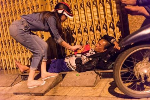 "Nữ hoàng nội y" Ngọc Trinh như lột xác khi đi làm từ thiện - giản dị và gần gũi vô cùng.