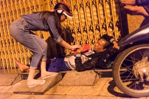 "Nữ hoàng nội y" Ngọc Trinh như lột xác khi đi làm từ thiện - giản dị và gần gũi vô cùng.