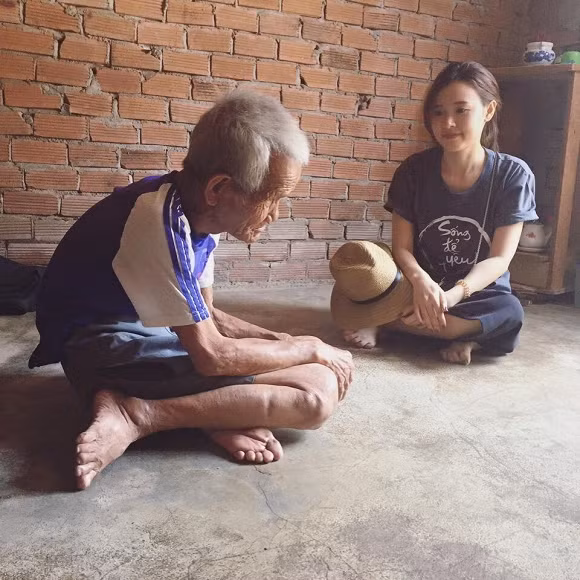 Đi chân trần, ngồi bệt sàn nhà - Midu Không chỉ được yêu mến nhờ sở hữu vẻ đẹp mong manh, trong veo tựa thiên thần, Midu còn được công chúng yêu mến bởi lối sống giàu tình cảm. Vào hồi tháng 3/ 2016, trên trang cá nhân của mình, Midu đã chia sẻ những cảm xúc và hình ảnh đi làm từ thiện khiến các fans vô cùng cảm kích.