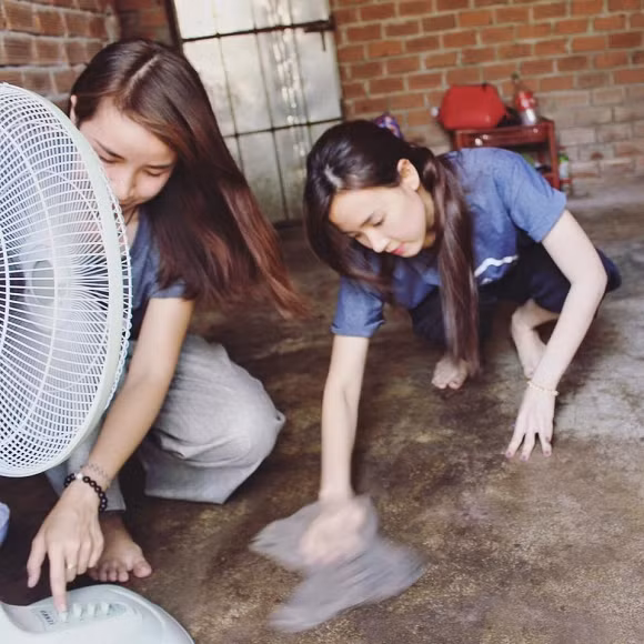 Midu mặc áo phông, quần dáng ngắn giản dị, khuôn mặt không son phấn. Đặc biệt người đẹp còn không ngại đi chân trần, ngồi bệt dưới đất để lau nền nhà cho người nghèo bất hạnh.