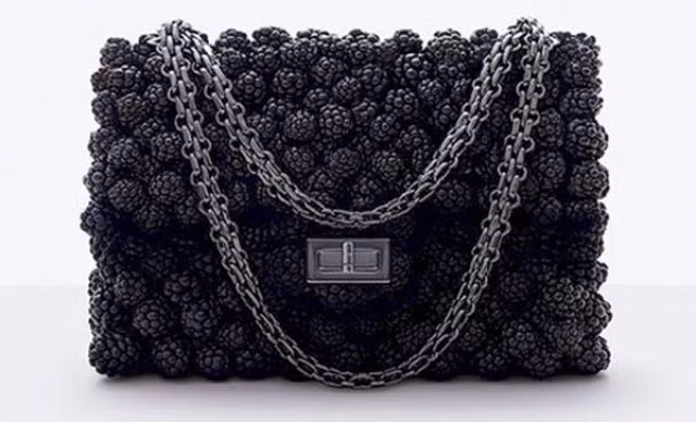 Không chỉ phụ kiện trang sức, nhà thiết kế còn sáng tạo cả những mẫu túi lạ mắt đính kết hàng chục trái mọng.