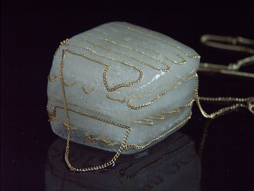 Không chỉ thỏa sức sáng tạo với phụ kiện, các nhà thiết kế còn làm hẳn túi xách và xắc tay ngộ nghĩnh.