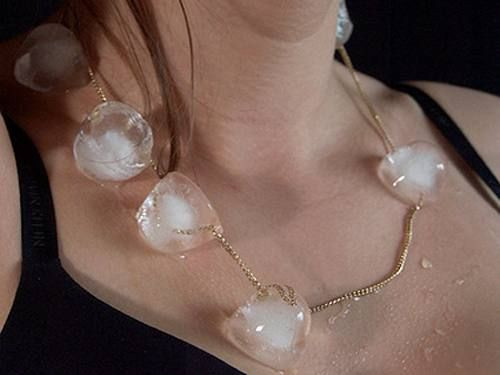 Và dĩ nhiên, đã là nước đá thì không thể tráng khỏi việc tan chảy trong vỏn vẹn 5 phút.