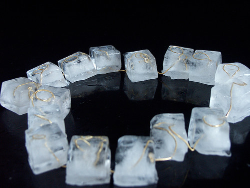 1. Trang sức nước đá Nếu trang sức bằng đá quý đã dần lỗi mốt thì ngày nay, các nhà thiết kế trang sức đã sáng tạo ra những mẫu dây chuyền, hoa tai, nhẫn từ... đá viên. Những món trang sức với tuổi thọ ngắn ngủi này sẽ được mài dũa từ những viên nước đá, sau đó được vận chuyển bằng thùng cấp đông. Tuy những món phụ kiện thời trang độc lạ có thể tan chảy này không thể sử dụng được lâu, nhưng nó lại vô cùng được yêu thích và tìm mua rộng rãi.