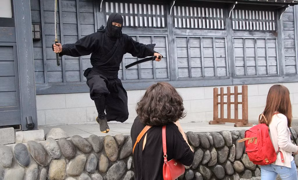 Toàn bộ làng Edo là không gian của sân khấu. Du khách có thể thưởng thức các chương trình biểu diễn đường phố của các nghệ sĩ.