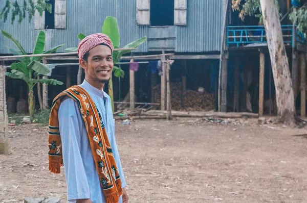 Người Chăm An Giang chủ yếu theo đạo Hồi. Nam giới mặc xà rông, nữ giới mặc abaja và quấn khăn hijab. Một trong những điều răn của người theo đạo Hồi là phải hành hương tới thánh địa Mecca một lần trong đời. Tín đồ Hồi giáo tại Việt Nam thường hành hương đến thánh đường lớn nhất nhì An Giang - Masjid Jamiul Azhar.