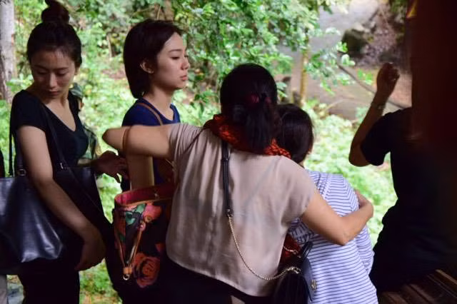 Sau khi trực thăng phát hiện điểm rơi, và đánh dấu bằng pháo sáng. Một nhóm tìm kiếm đã tiến về điểm rơi, sau 45p là tiếp cận điểm máy bay rơi... 15g15: Lực lượng cứu hộ đã đưa thi thể 3 phi công xuống chân núi. Bên dưới hàng chục đồng đội, người thân đón các anh. Nhiều người xúc động, bật khóc...