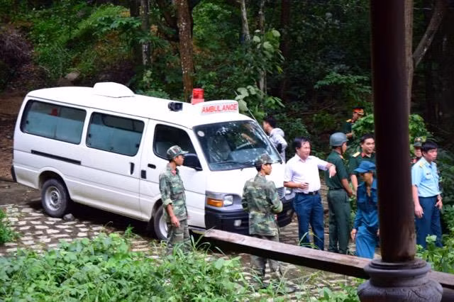 Anh: Dua thi the 3 phi cong tu nan vu truc thang roi ve TP.HCM