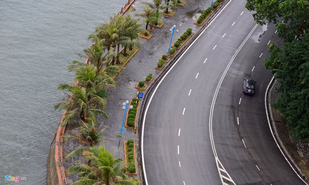 Con đường dẫn từ cầu Bãi Cháy xuống các điểm du lịch, tắm biển ít người qua lại. Lúc 11h có gió cấp 3, 4.