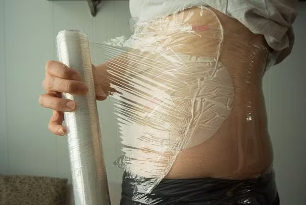 Nhiều người tin rằng có thể giảm mỡ bụng bằng cách quấn ni lông.