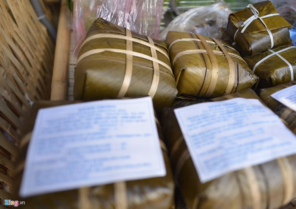 Bánh chưng Tranh Khúc (Thanh Trì, Hà Nội) mang không khí Tết đến sớm. Mỗi chiếc bánh được bán với giá từ 40.000 đồng đến 60.000 đồng, tùy kích cỡ.