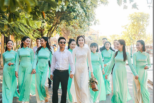 Cặp đôi hot girl - thiếu gia cùng dàn nam thanh nữ tú.