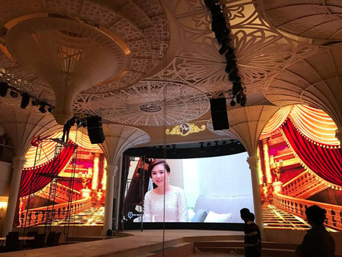 Những hình ảnh về cuốn album ảnh cưới đẹp như tạp chí của “MC đẹp nhất VTV” cũng được tiết lộ. Album ghi lại bộ ảnh cưới được chụp tại châu Âu và những lời giới thiệu rất chi tiết về hot girl Hà thành. Trước đó, người đẹp cũng khoe bản thiết kế váy cưới đính 10.000 viên pha lê. Mai Ngọc chia sẻ, cô đang đang đếm ngược từng phút bước vào khoảnh khắc trọng đại của cuộc đời.