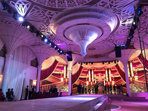 MC thời tiết Mai Ngọc được hàng triệu khán giả Việt biết đến nhờ ngoại hình xinh đẹp và khả năng ăn nói lưu loát. Chuyện tình 10 năm đẹp như mơ của cô và bạn trai thiếu gia được nhiều người ngưỡng mộ. Thời gian qua, những hình ảnh về lễ cầu hôn, ăn hỏi và tiệc chia tay độc thân của cô luôn thu hút sự quan tâm của dân mạng.