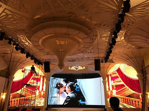 Màn hình lớn chiếu những khoảnh khắc hạnh phúc của hai vợ chồng.