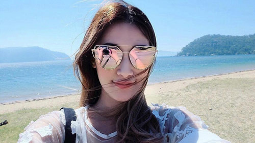 Cô nàng sở hữu nét đẹp đặc trưng của con gái Thái, chiếc cằm nhọn và sống mũi cao.