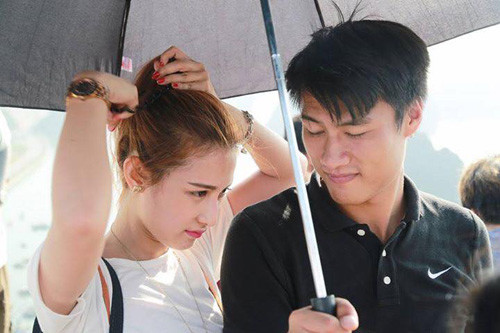 Sự việc này khiến ông bố trẻ nhận phải không ít "gạch đá". Tuy nhiên, một số người cho rằng đây chỉ là chiêu trò PR của của Mạc Hồng Quân và Emmy Nguyễn bởi, bộ phim đóng cặp của họ sắp ra rạp. Chia sẻ với chúng tôi về chuyện ồn ào, Mạc Hồng Quân tỏ ra khá bình thản cho biết, anh cũng không biết tại sao bức ảnh đó lại được “khai quật”. Tuy nhiên, “từ trước đến giờ, tôi và cô ấy (Emmy Nguyễn) chỉ dừng lại ở mức bạn bè, chưa bao giờ đi quá giới hạn”.