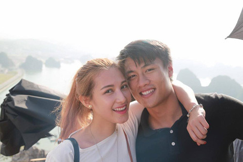 Cầu thủ họ Mạc không nói rõ, đây là những bức hình vừa mới chụp hay đã có cách đây hơn một năm. Anh chỉ khẳng định, hiện tại anh đang hạnh phúc bên gia đình nhỏ. Về phía Kỳ Hân, ngoài dòng trạng thái trên không có bất cứ chia sẻ nào khác. Còn Emmy Nguyễn, cô vẫn giữ im lặng như những ngày đầu dấy lên tin đồn hẹn hò cùng cầu thủ họ Mạc.