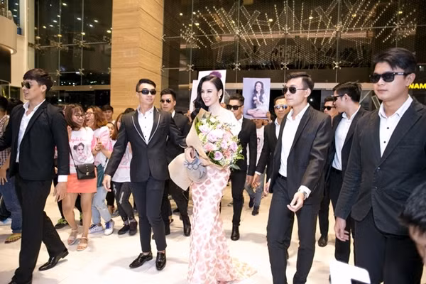 Bà mẹ nhí được dàn vệ sĩ mặc vest đeo kính đen tháp tùng.