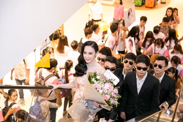 Dàn vệ sĩ luôn theo sát cô nàng trong suốt sự kiện.