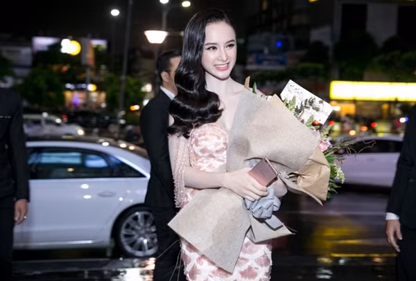 Để tái hiện một phần nội dung phim, từ khi bước xuống xe cho đến khi di chuyển lên rạp, Angela Phương Trinh nhận được sự bảo vệ dày đặc của dàn "vệ sĩ" lên đến hàng chục người, gây náo động cả khu vực.