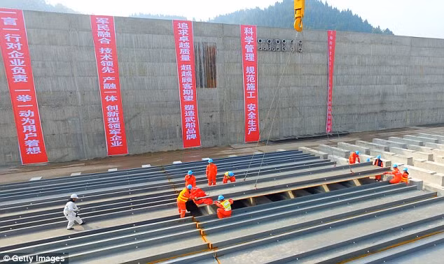 Để có mặt trên tàu Titanic “nhái”, du khách phải trả ít nhất 3.000 nhân dân tệ (khoảng 10 triệu đồng). Thực đơn sẽ giống hệt thời điểm năm 1912 khi con tàu khổng lồ bị chìm. Mọi chi tiết trên tàu đều được sao chép y hệt nguyên bản. Phòng đắt nhất có giá 100.000 nhân dân tệ (khoảng 330 triệu đồng). Theo dự tính, dự án đóng tàu Titanic “nhái” sẽ kết thúc vào cuối năm 2017. Nhà thiết kế và sản xuất phim Hollywood Curtis Schnell là giám đốc phụ trách thiết kế.