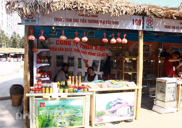 Hội chợ Đặc sản vùng miền Việt Nam là chương trình được Thành phố Hà Nội tổ chức hàng năm với mục đích quảng bá và phát triển thị trường cho hàng đặc sản từ khắp các vùng miền của cả nước. Các sản phẩm trưng bày, giới thiệu được chọn lọc khắt khe, là các sản phẩm được chỉ dẫn địa lý, các sản phẩm được chứng nhận thương hiệu, các sản phẩm đảm bảo chất lượng, vệ sinh an toàn thực phẩm.