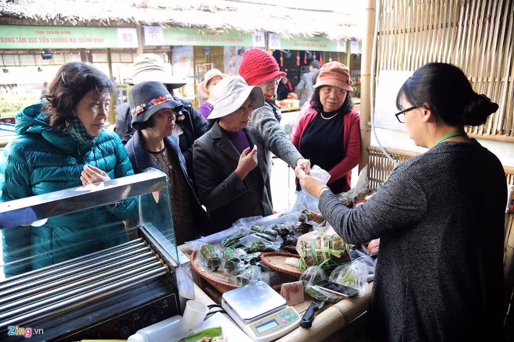 Các gian hàng đồ khô, thực phẩm chín được nhiều chị em quan tâm nhất. Chủ gian hàng giò chả Ước Lễ (Hà Nội) cho biết chị liên tục gọi điện về cơ sở để mang sản phẩm ra vì lượng khách rất đông.