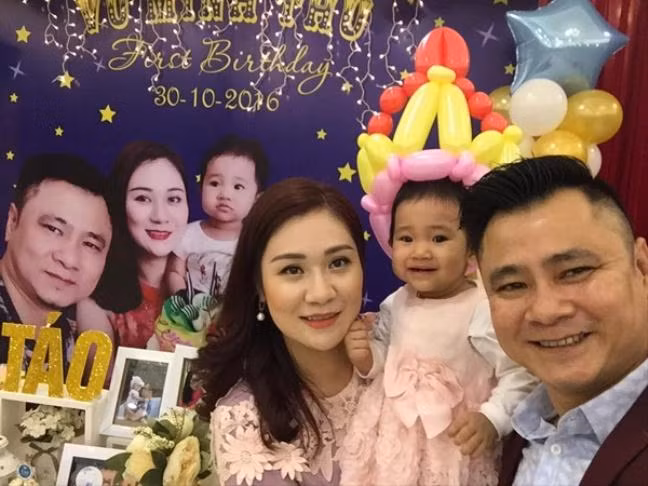 Người vợ thứ hai của nghệ sĩ hài Tự Long tên là Trần Minh Nguyệt.