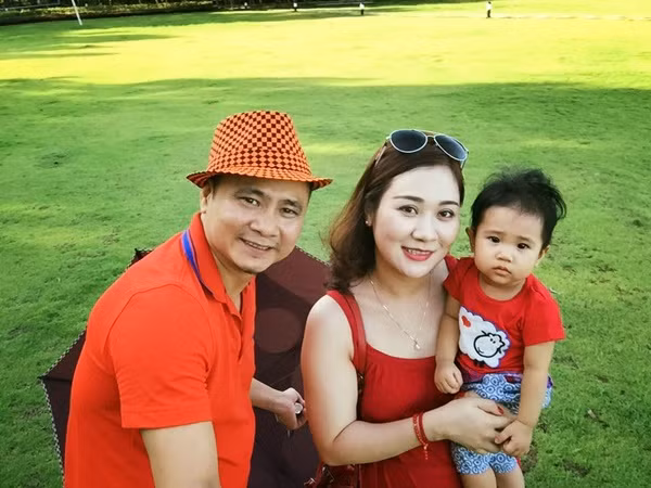 Không khoe hàng hiệu đắt tiền, cả gia đình thường xuyên ở bên nhau.