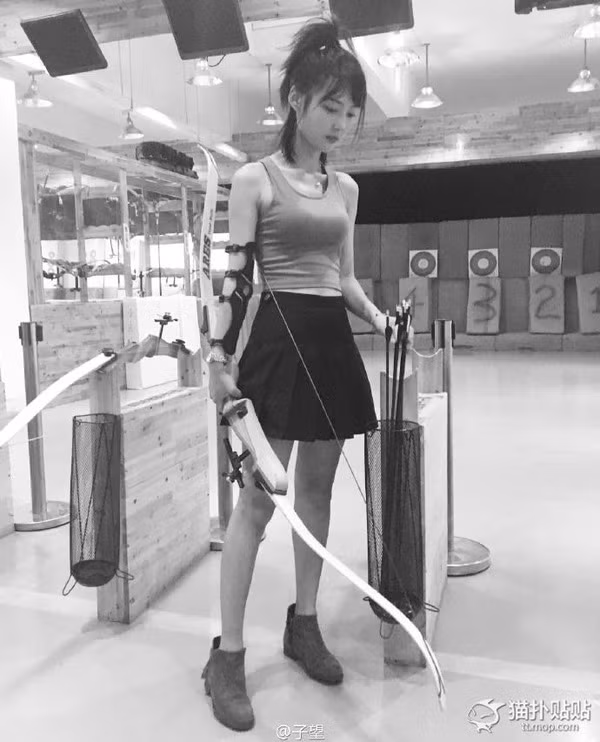 Liu diện đồ bình thường nhưng sở hữu tư thế bắn cung trông rất chuyên nghiệp và chuẩn xác. Nhìn cách cô giương cung, chắc chắn không ít người rục rịch cũng muốn thử sức một lần.