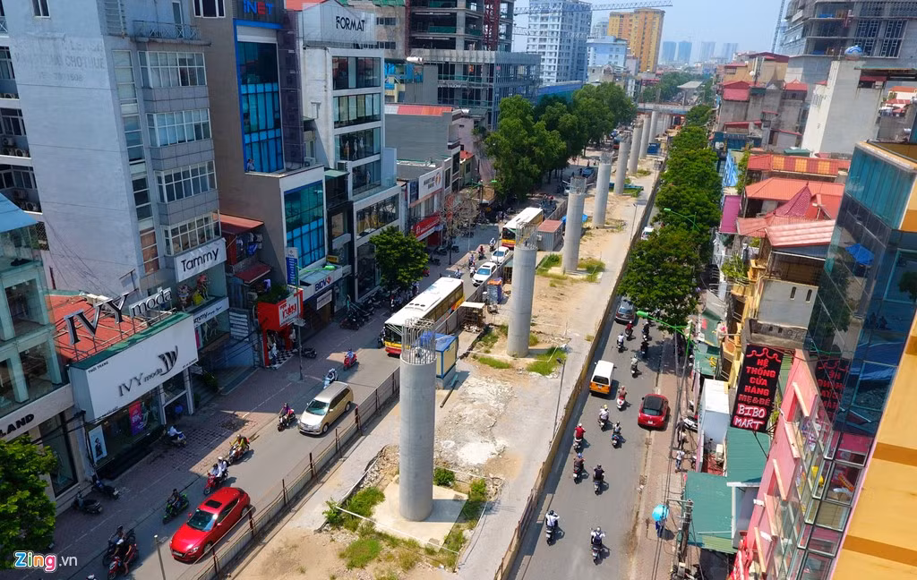 Tuy nhiên một số đoạn chưa hoàn thiện các đốt dầm như đoạn từ đường Hồ Tùng Mậu tới trước cổng Đại học Quốc Gia và từ nút giao phố Chùa Hà đến ngã tư Cầu Giấy - Láng.