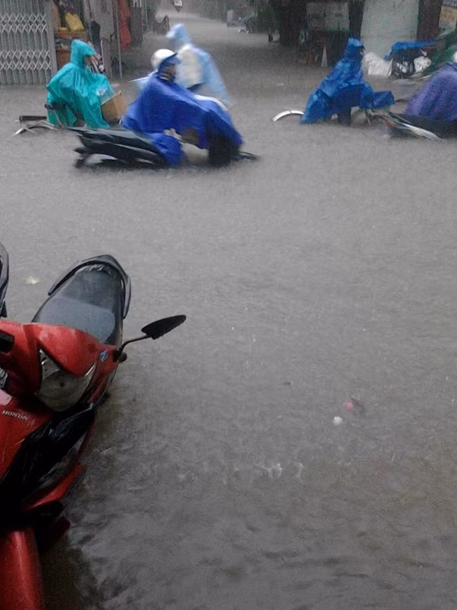 Cơn mưa lớn trong nhiều giờ khiến đường phố Huế ngập nặng. Ảnh chụp tại đường Nguyễn Công Trứ. Ảnh: Fanpage Đại học Huế Confessions