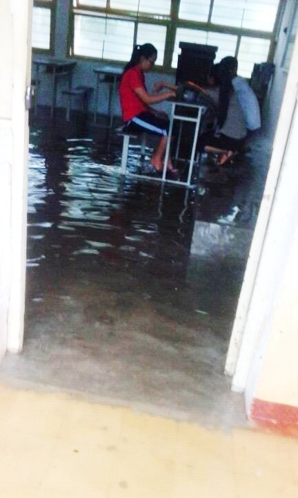 Hình ảnh được bạn Hà Công Tâm chia sẻ trên trang cá nhân. Nước tràn cả vào phòng học của ĐH Nông Lâm. Ảnh: Hà Công Tâm.