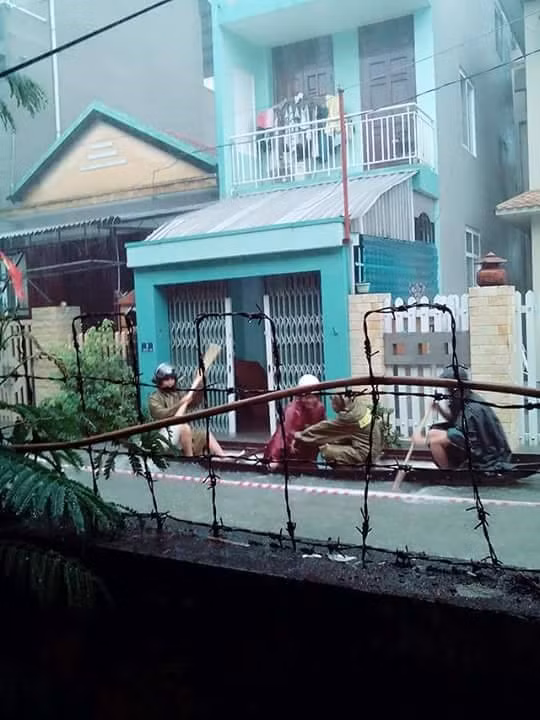 Người dân ở chung cư Vicoland, Huế phải chèo thuyền giữa đường. Ảnh: Fanpage Đại học Huế Confessions.