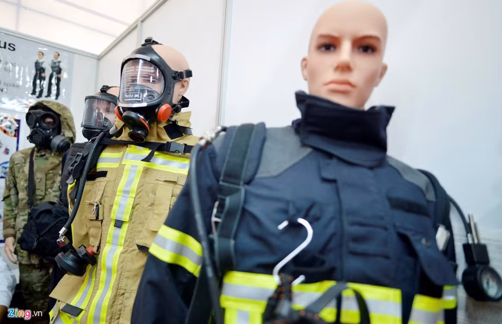 Quần áo, thiết bị dưỡng khí... cũng được trưng bày tại đây.