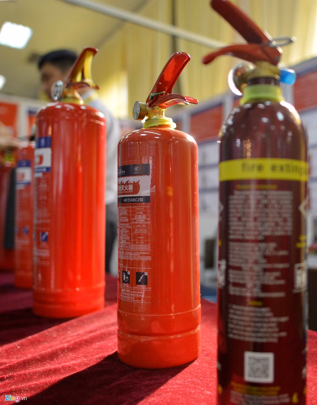 Bình cứu hỏa Trung Quốc, giá từ 100.000 - 500.000 đồng/bình.