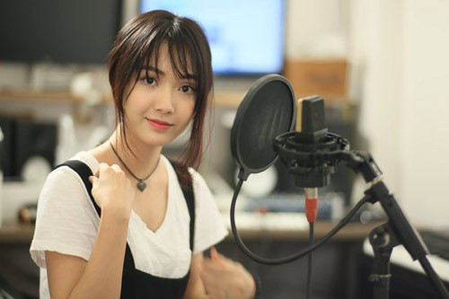 Hình ảnh Jang Mi trong phòng thu.