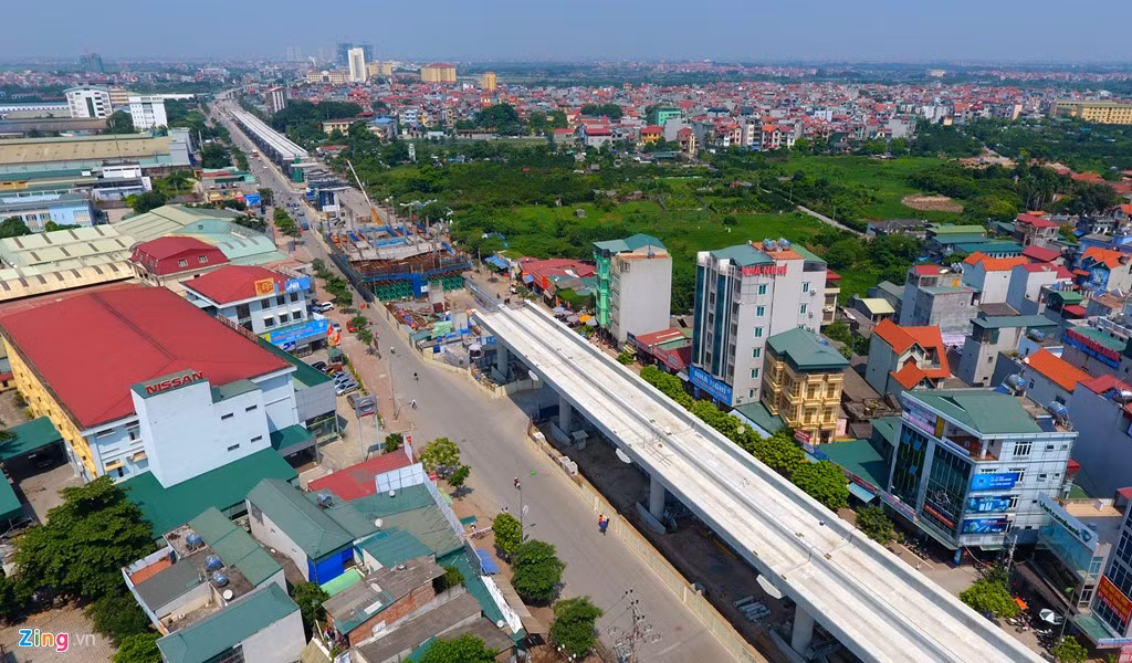 Hiện có hơn 40 thanh dầm được lắp đặt trên các cột trụ từ khu vực trụ sở UBND phường Minh Khai đến đầu phố Văn Tiến Dũng. Trong ảnh: ga Minh Khai nằm giữa hai đoạn đã lao dầm.