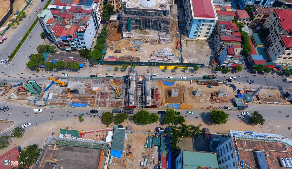 Nhà ga Lê Đức Thọ đoạn trước cửa Nhà hát Quân đội. Ngoài cột trụ bê tông, đốt dầm, dầm, đường ray, việc thi công các ga dừng để đón trả khách cũng là hạng mục phức tạp.